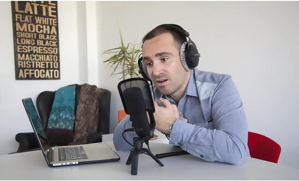 RØDE NT-USB Microphone USB à condensateur polyvalent de qualité studio avec filtre anti-pop et trépied pour le streaming, les jeux, les podcasts, la production musicale