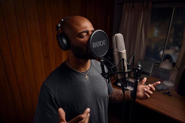 RØDE NT2-A Microphone à condensateur à large membrane polyvalent avec motif polaire commutable, pad et filtre passe-haut pour enregistrement vocal et instrumental